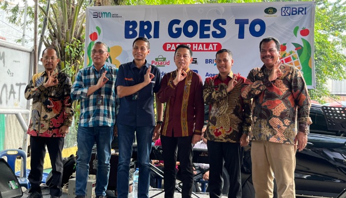BRI Branch Office Medan Sisingamangaraja Sosialisasikan BRImo dan QRIS ke Pedagang Pasar Halat