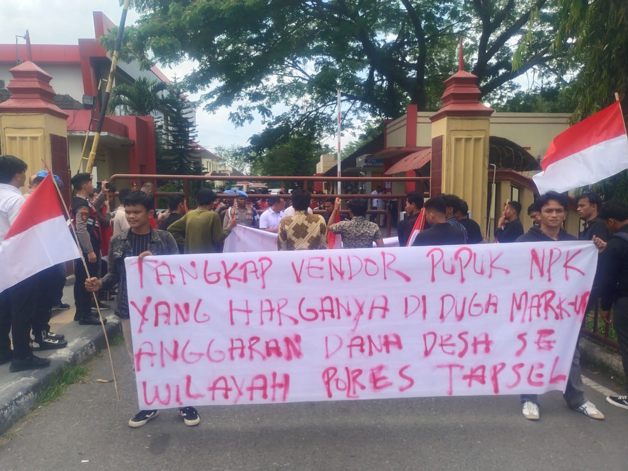 Aksi Jilid II GMPET-SU Desak Poldasu Copot Kapolres Tapsel Dugaan Kasus Mark UP Pengadaan Pupuk