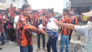 Bagikan Takjil Gratis Di Kelurahan Sidomulyo Warga Serbu PAC Pemuda Pancasila Medan Tuntungan