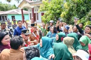 Antusias Warga Tapteng Luar Biasa! Bupati Masinton Pasaribu dan Wakil Bupati Mahmud Efendi Lubis Disambut Meriah